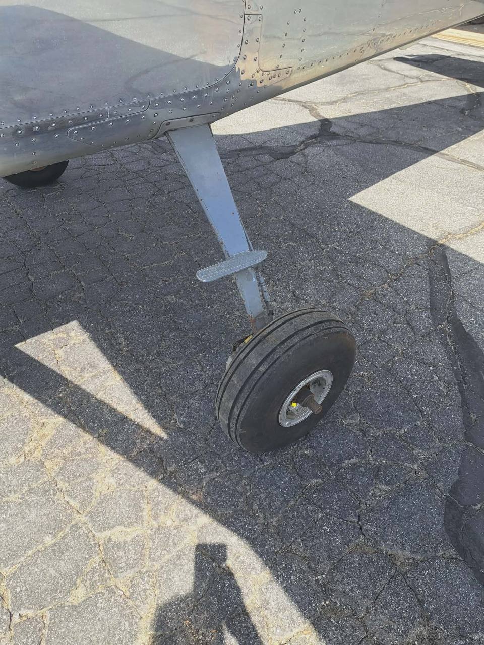 AIRCRAFT SALES 11 N7827T second landing gear close-up