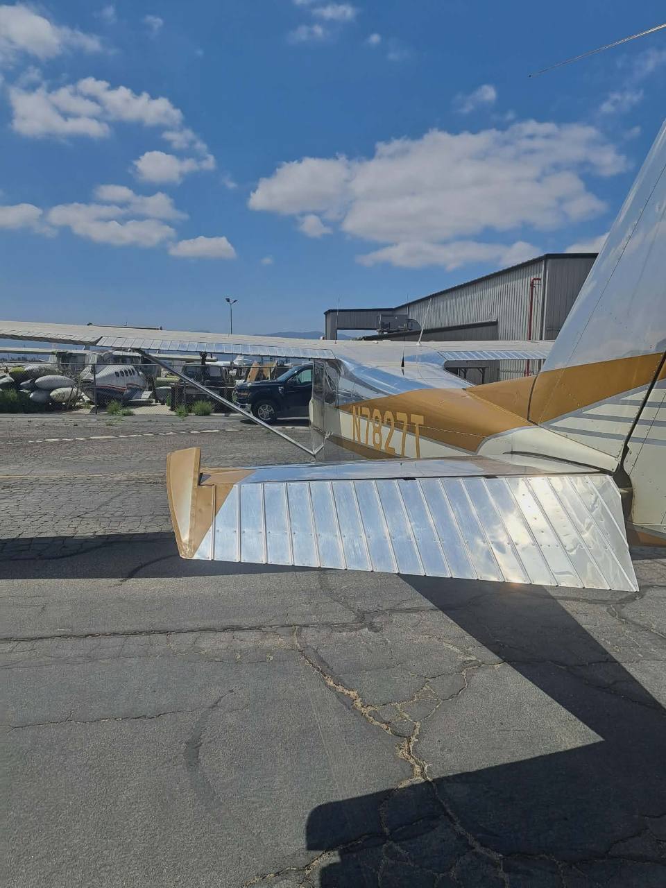 AIRCRAFT SALES 15 N7827T horizontal stabilizer detail