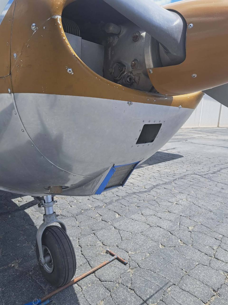 AIRCRAFT SALES 17 N7827T engine cowling close-up