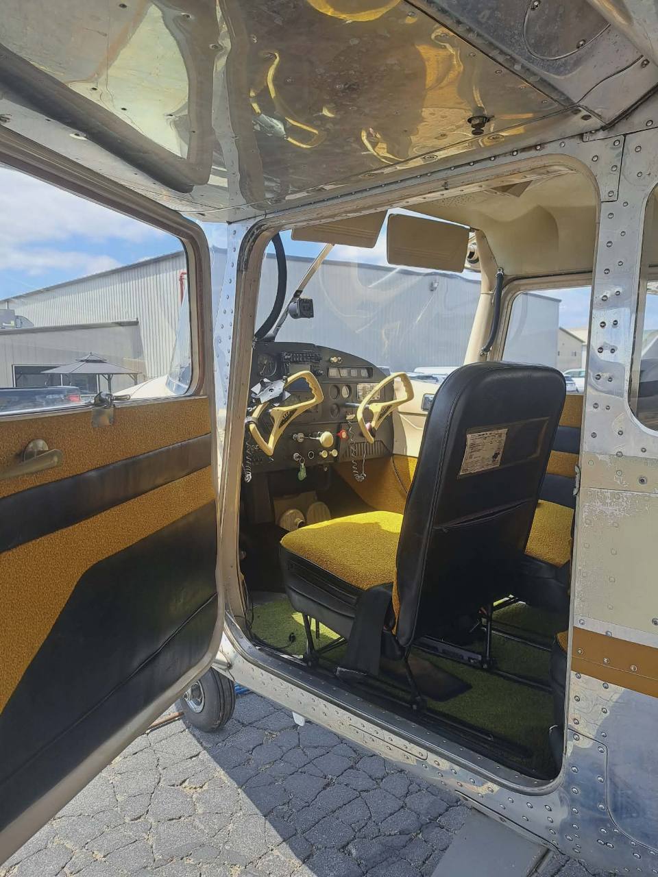 AIRCRAFT SALES 20 N7827T cabin doorway and cockpit view