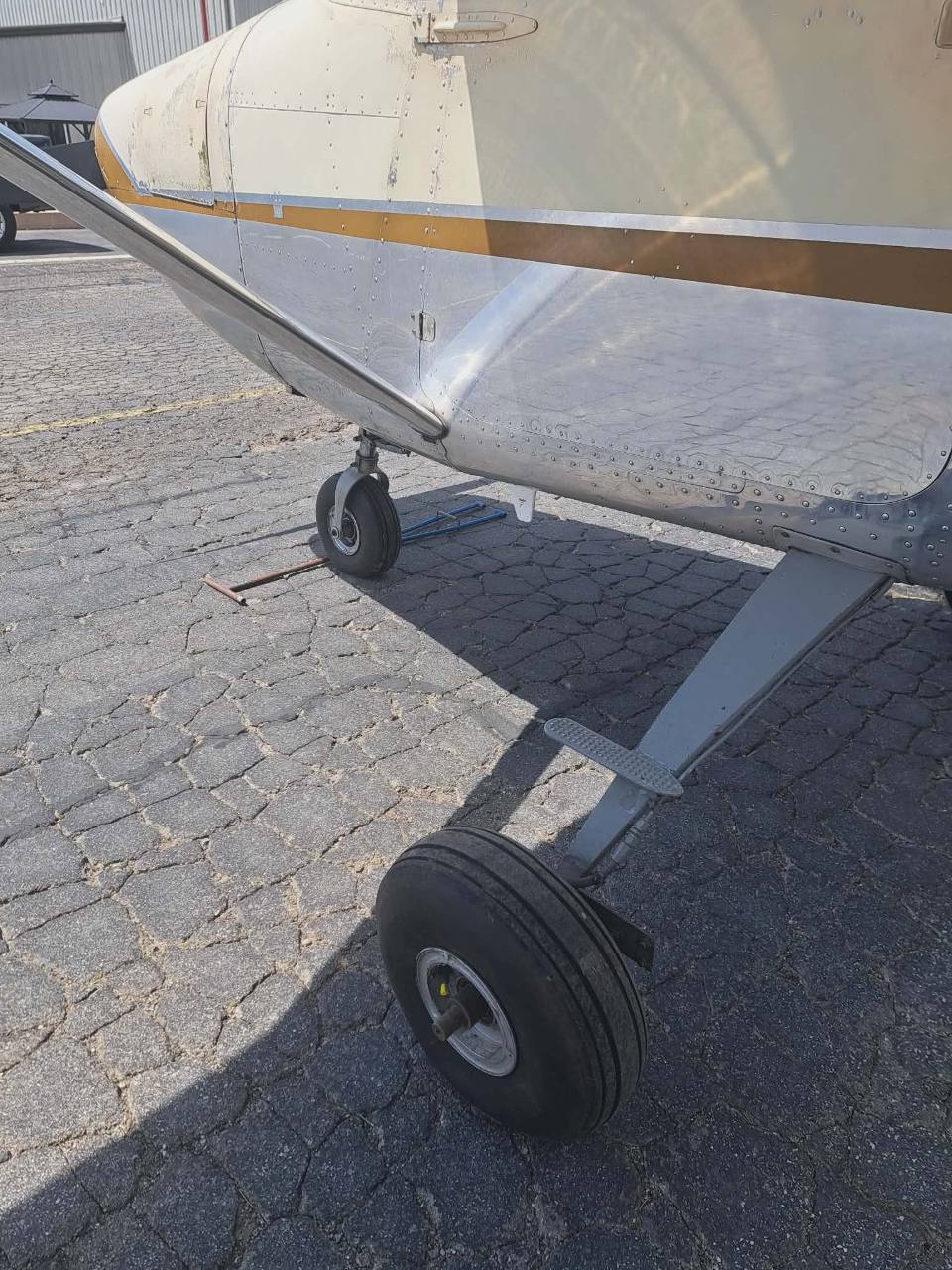AIRCRAFT SALES 21 N7827T main gear and fuselage detail