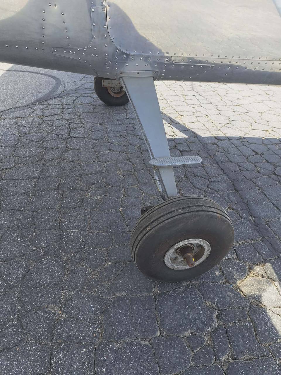 AIRCRAFT SALES 9 N7827T landing gear close-up