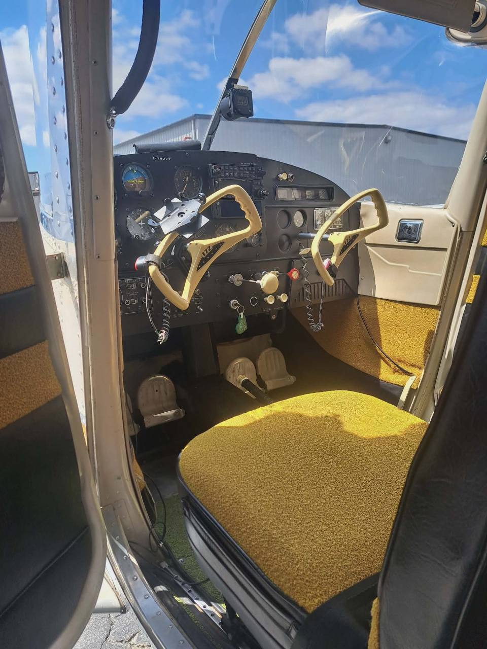 AIRCRAFT SALES 10 N7827T cockpit and front seats